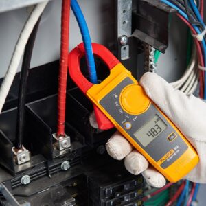 Fluke 302+ CAT III Digital Clamp Meter - Image 3